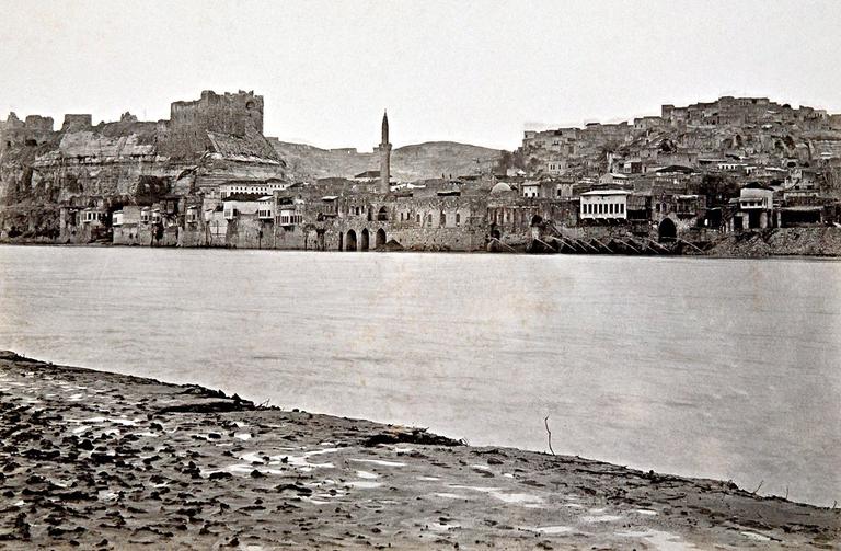 XX. yüzyıl başında Birecik’in Fırat nehri tarafından görünüşü (İÜ Ktp., Albüm, nr. 90567)