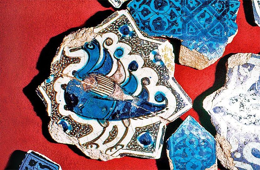 Kubâdâbâd Selçuklu Sarayı’ndan kuş figürlü duvar çinisi (Konya Karatay Medresesi Çini Eserler Müzesi, Envanter nr. 1295)