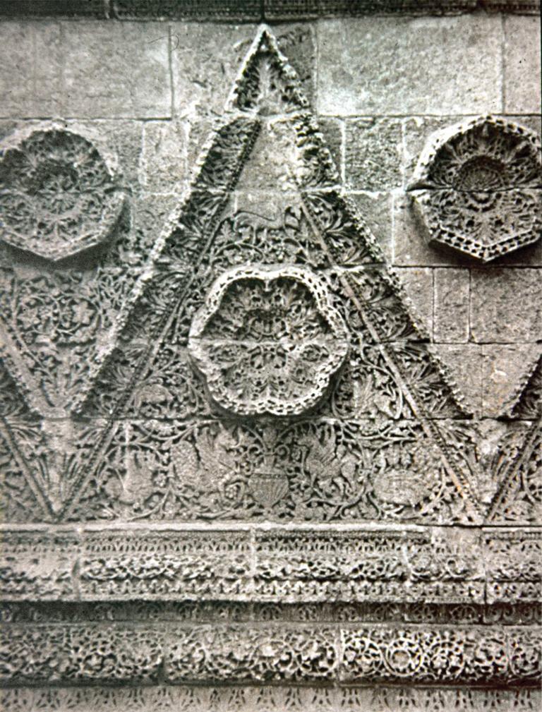 Kasrü’l-Müşettâ’nın cephesindeki kabartma frizden bir detay (Berlin Devlet Müzesi)