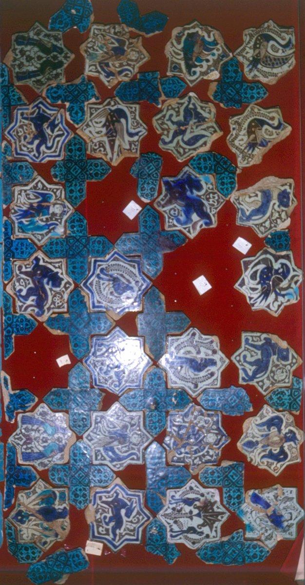 Konya Karatay Medresesi Çini Eserleri Müzesi’nde Keykubâdiye Sarayı çinilerinin bir kısmının sergilendiği vitrinlerden biri