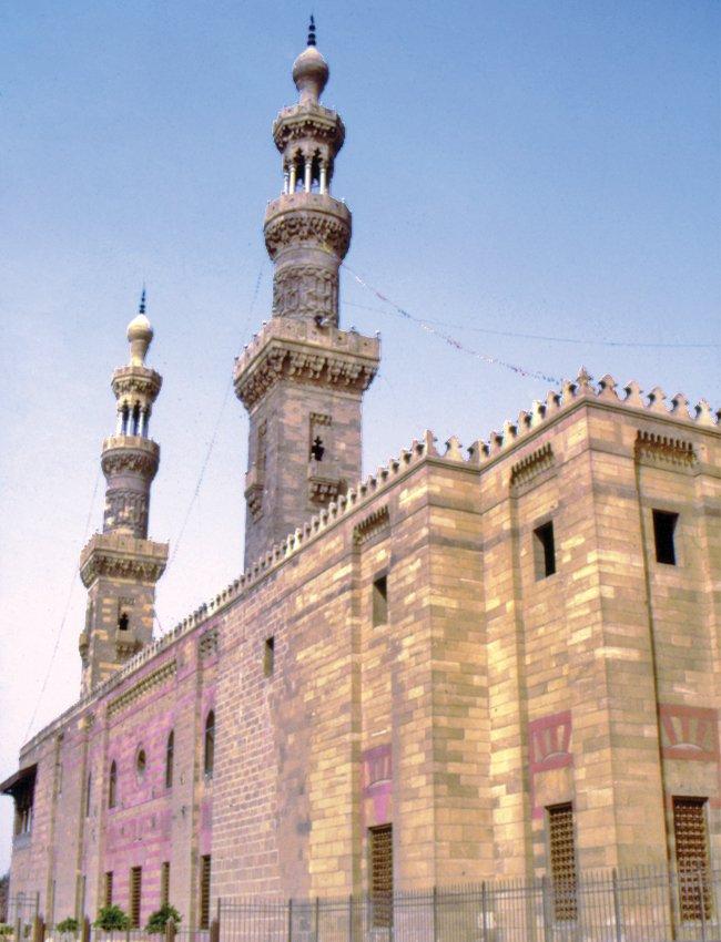 Berkuk Camii’nin giriş cephesi