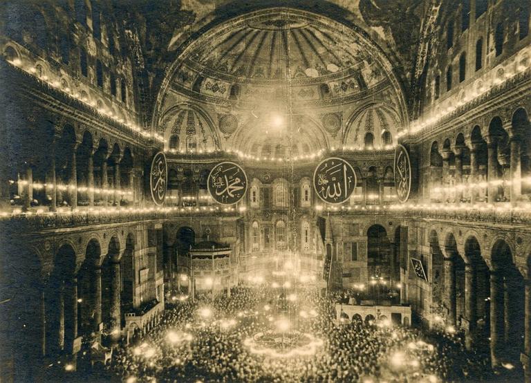 Ayasofya Camii’nde müzeye dönüştürülmeden önce kılınan son namazlardan birinde çekilmiş Othmar Pferschy’e ait fotoğraf (K. Yusuf Ünal koleksiyonu)