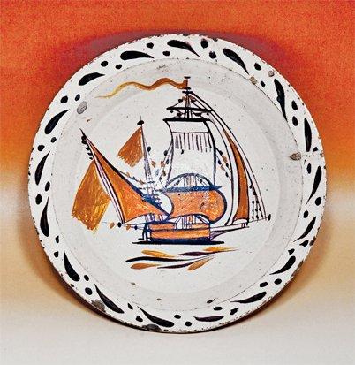XIX. yüzyıla ait Çanakkale işi tabak (İstanbul Çinili Köşk Müzesi, Envanter nr. 41/214)