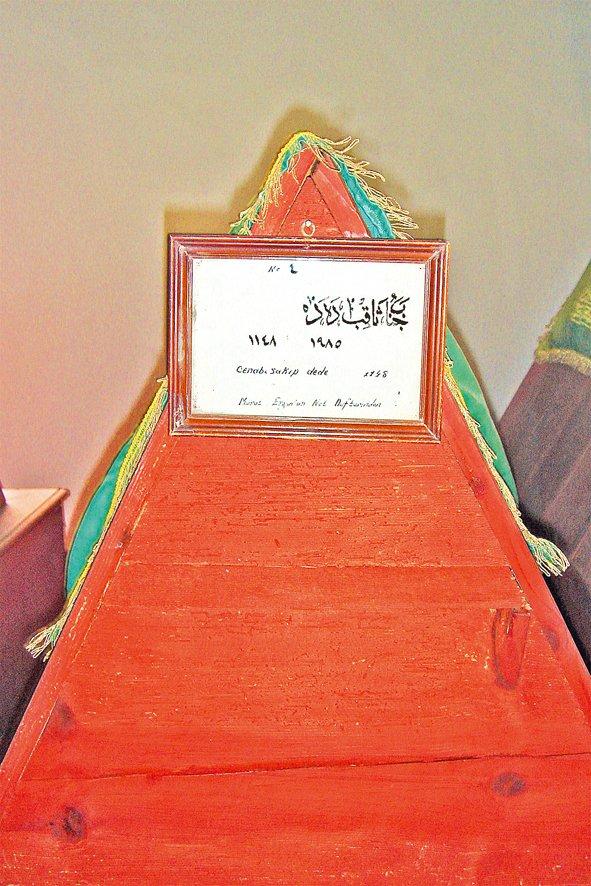 Mustafa Sâkıb Dede’nin Kütahya Mevlevîhânesi’nin türbe kısmı içindeki sandukası
