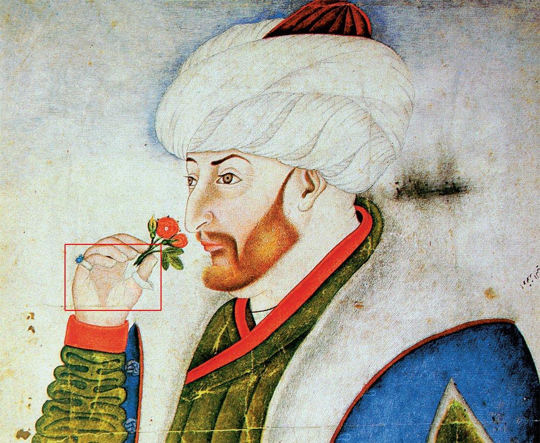 Fâtih Sultan Mehmed’in “Gül Koklayan Fâtih” portresinde parmaklarındaki mühür yüzükle okçu yüzüğü (TSM, Hazîne, nr. 2153, vr. 10a)