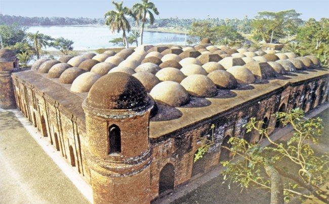 Bâbürlüler öncesi, 863’te (1459) inşa edilmiş Sâth Kümbet Camii – Bagerhat/Bengladeş
