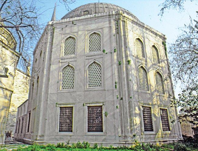 Dalgıç Ahmed Ağa’nın başmimarlığında inşa ettiği Ayasofya dış avlusundaki III. Mehmed Türbesi – İstanbul