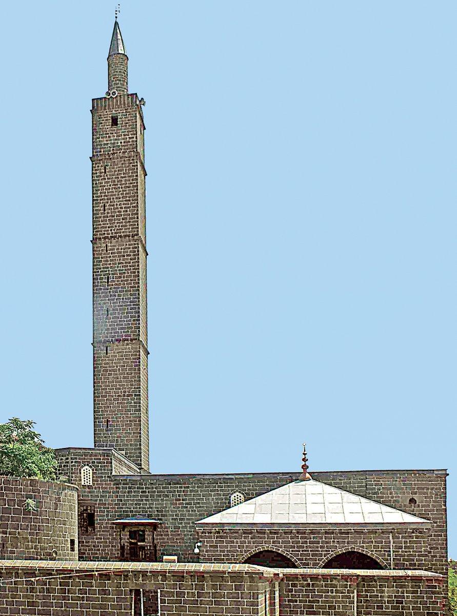 İç kale surlarına bitişik olarak inşa edilen Süleyman Camii – Diyarbakır