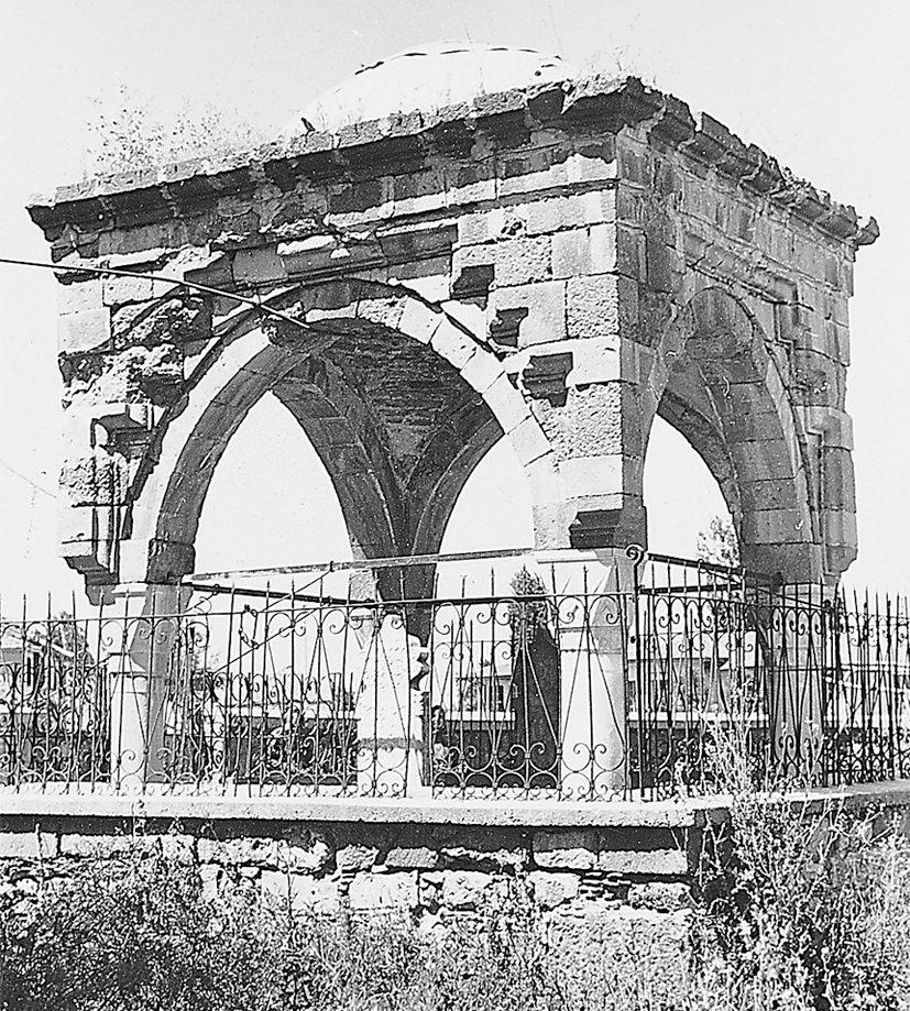 Sinan Paşa’nın açık türbesi