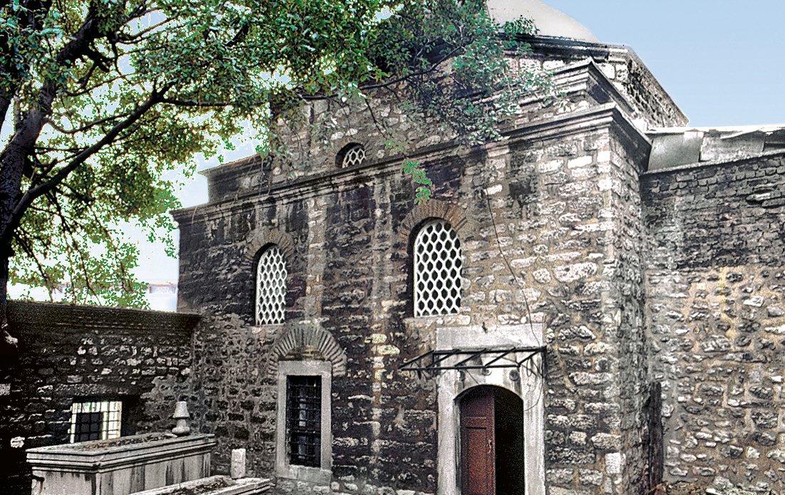 Zenbilli Ali Efendi’nin Zeyrek’te inşa ettirdiği mektep ve giriş cephesi önünde yer alan mezarı