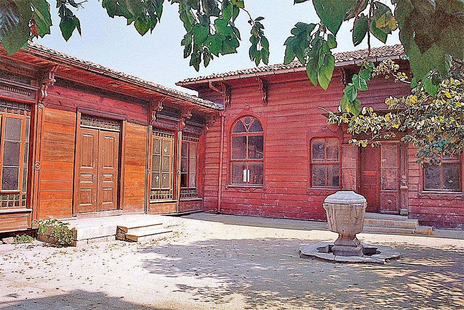 Selâmi Efendi Tekkesi’nin şadırvan avlusundan selâmlık kanadı ve tevhidhâne-türbenin görünüşü