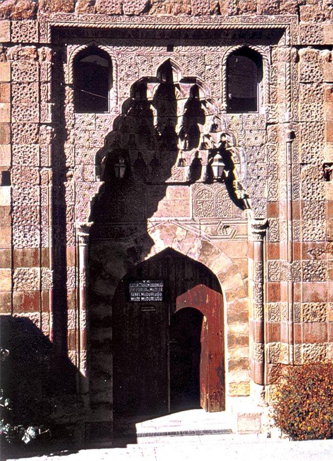 Tokat Gökmedrese’nin taçkapısı