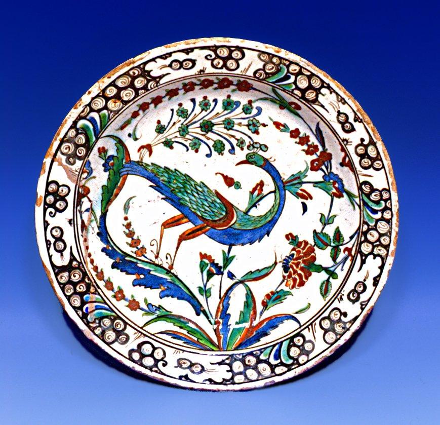 İznik’te imal edilen çini bir tabak (İstanbul Arkeoloji Müzeleri, Çinili Köşk, nr. 41/1427)