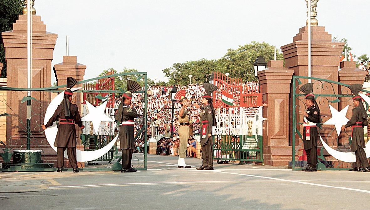 Pakistan-Hindistan sınırında bayrak töreni