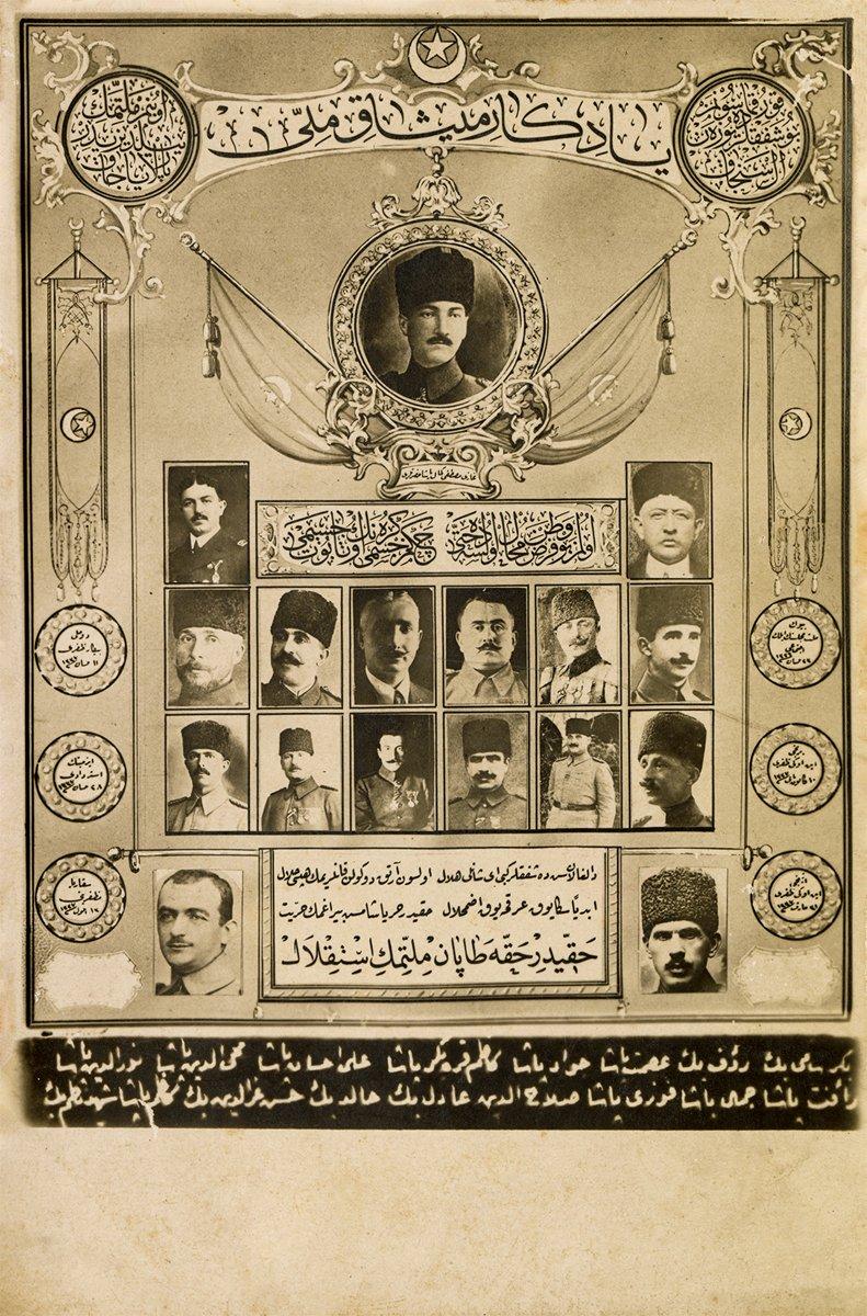 Millî Mücadele kapsamında bazı şehirlerin kurtuluşu vesilesiyle yayımlanan (Foto Mükerrem, 1922) seriden, üzerinde İstiklâl Marşı’nınonuncu kıtası ile Gazi Mustafa Kemal Paşave diğer erkân-ı harbin fotoğraflarının yer aldığı“Yâdigâr-ı Mîsâk-ı Millî” başlıklı kartpostal(M. Ruyan Soydan koleksiyonu)