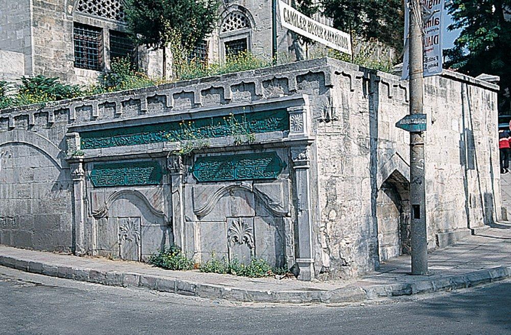 Mesih Paşa Külliyesi’nin avlu duvarı köşesindeki çeşme