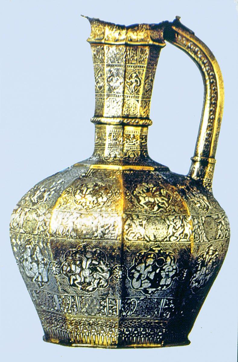 Musul ekolünde yapılmış, 629 (1232) yılına ait gümüş kakmalı madenî ibrik (Londra British Museum, Envanter nr. 66-12-29-61)