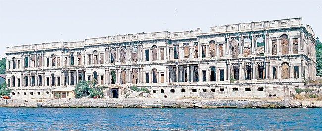 Yeni Çırağan Sahilsarayı’nın1910 yangınından sonraki durumu(halen restore edilmiş durumdadır)