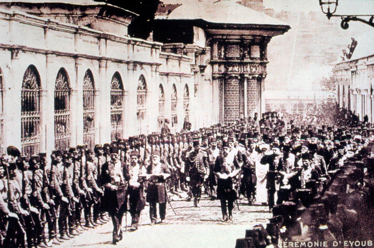 Sultan Reşad’ın kılıç kuşanma töreni içinEyüp’e giden heyeti gösteren bir fotoğraf(Pierre de Gigord fotoğraf koleksiyonu)