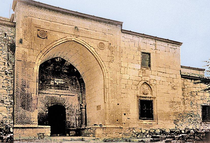 Yelmâniye Camii’nin taçkapısı