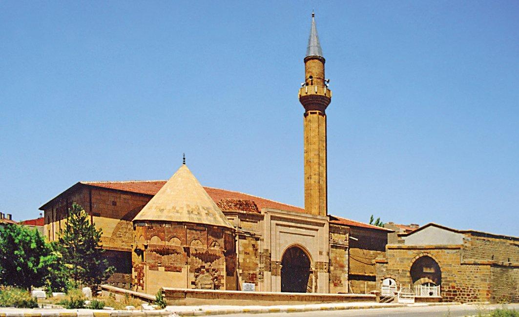 Niğde Sungur Ağa Camii ve Türbesi ile Sokullu Mehmed Paşa Bedesteni (sağda)
