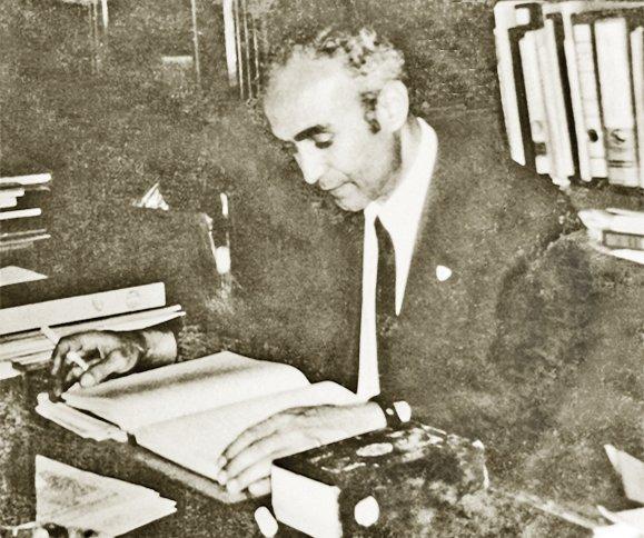 Nihad M. Çetin Şarkiyat Enstitüsü Kütüphanesi’nde çalışırken