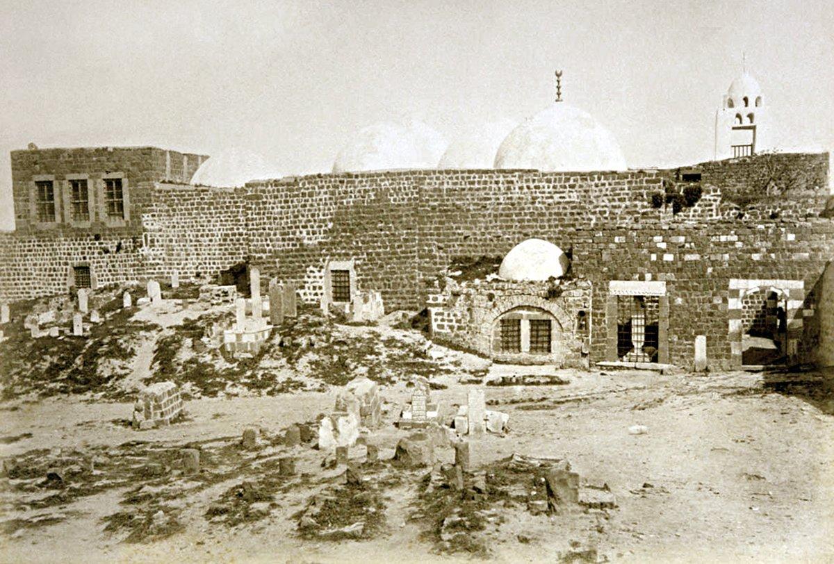 Hâlid b. Velîd’in Humus’taki cami ve türbesini gösteren XIX. yüzyıl sonlarına ait bir fotoğraf (İÜ Ktp., Albüm, nr. 90424)