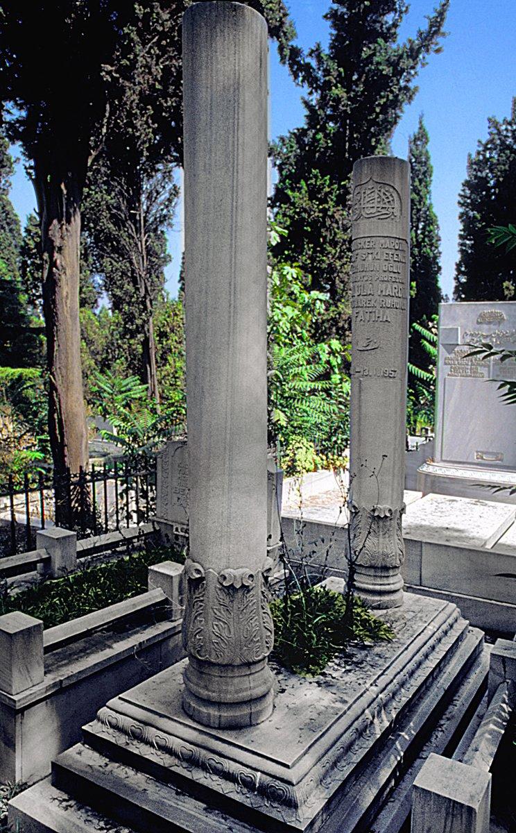 Ebül‘ulâ Mardin’in Karacaahmet Mezarlığı’ndaki kabri – Üsküdar/İstanbul