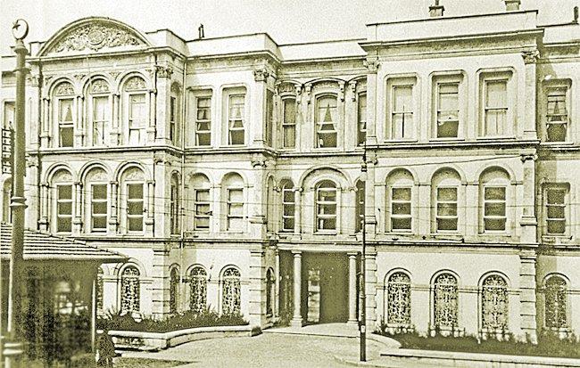 Şimdiki İstanbul Üniversitesi Edebiyat Fakültesi binasının yerinde bulunan ve XX. yüzyıl başlarında İstanbul Dârülfünunu olarak kullanılan Zeyneb Hanım Konağı (İÜ Ed. Fak. Dekanlığı Arşivi)