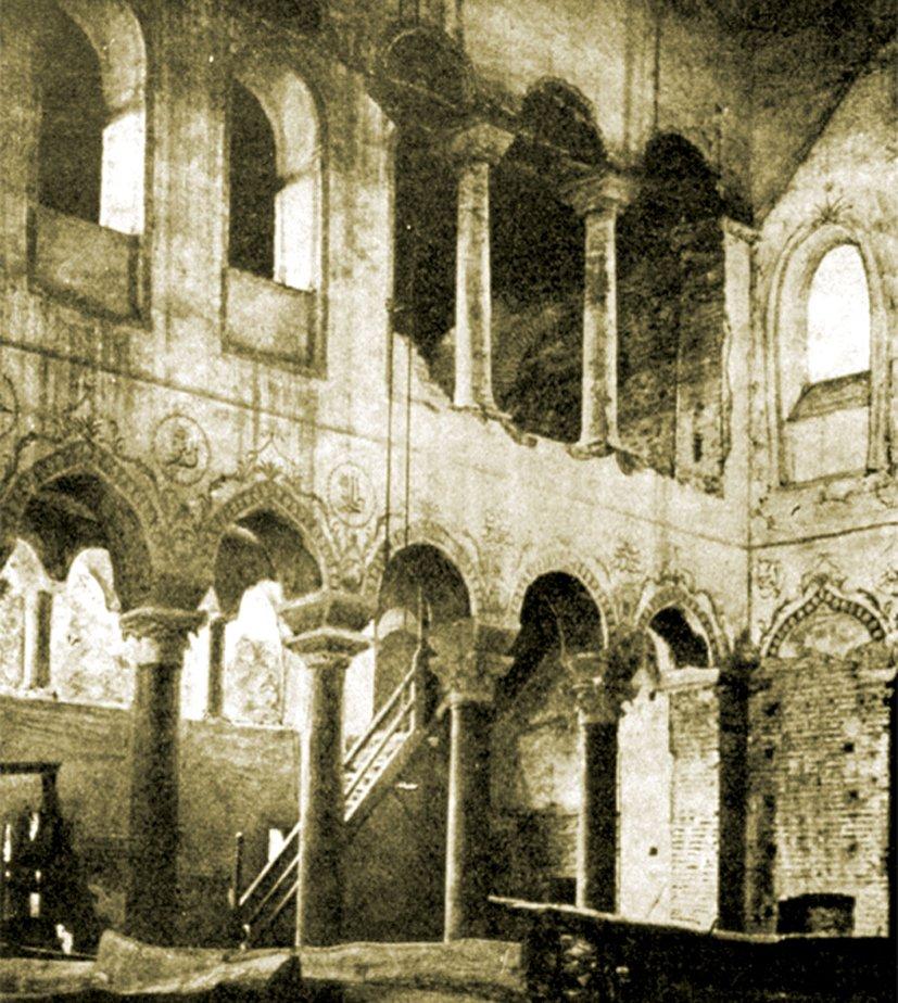 Tamiri sırasında Selânik Eskicuma Camii’nin içini gösteren bir fotoğraf (Tafrali, s. 76, rs. 10)