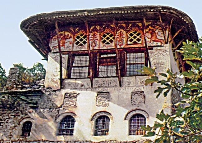 Duvar süslemeleri XVIII. yüzyıla ait olan karakteristik bir Osmanlı evi – Ergirikasrı/Arnavutluk