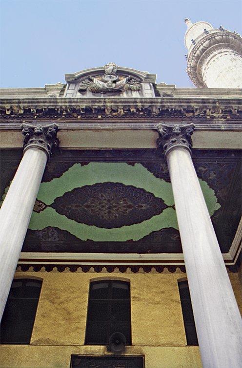 Teşvikiye Camii’nin son cemaat yerinde antik mimarinin etkisini taşıyan sütunlar – İstanbul