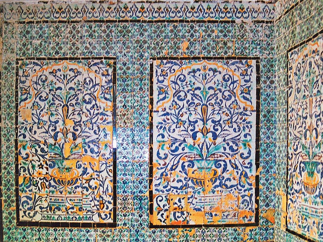 Süleymaniye Medresesi’nin giriş bölümü duvarındaki çiniler