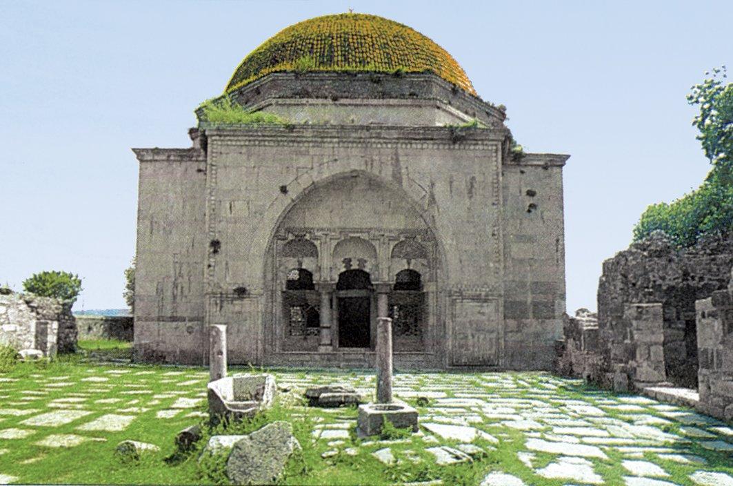 Balat’ta hareketli ve çok renkli taş işçiliği özelliği gösteren İlyas Bey Camii’nin giriş cephesi – Didim/Aydın