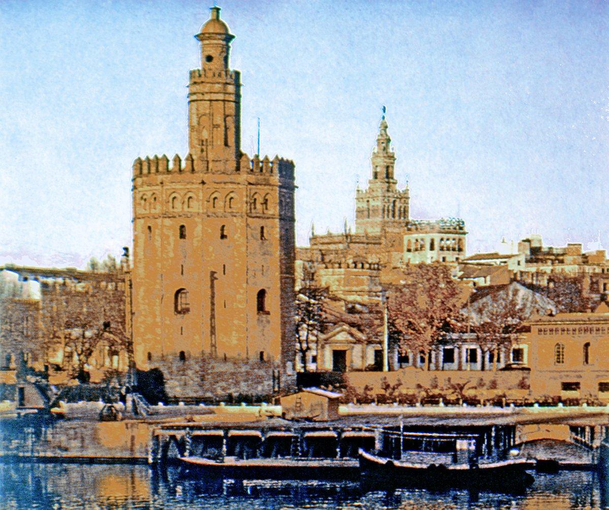 Muvahhidler dönemine ait Altın Kule ile (ön planda) Ebû Ya‘kūb Yûsuf b. Abdülmü’min tarafından yaptırılan İşbîliye Ulucamii’nin günümüzde Santa Maria Kilisesi’ne çan kulesi olan minaresi