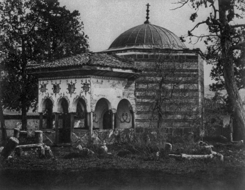 Söğüt’te bulunan Ertuğrul Gazi Türbesi’ni dış cepheden gösteren XIX. yüzyıl sonlarına ait bir fotoğraf (Library of Congress Arşivi)