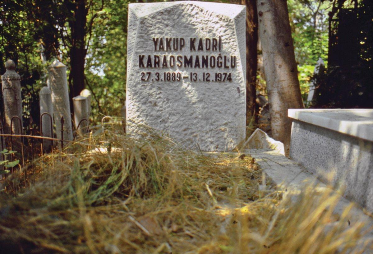 Yakup Kadri Karaosmanoğlu’nun Yahyâ Efendi Mezarlığı’ndaki kabri – Beşiktaş/İstanbul