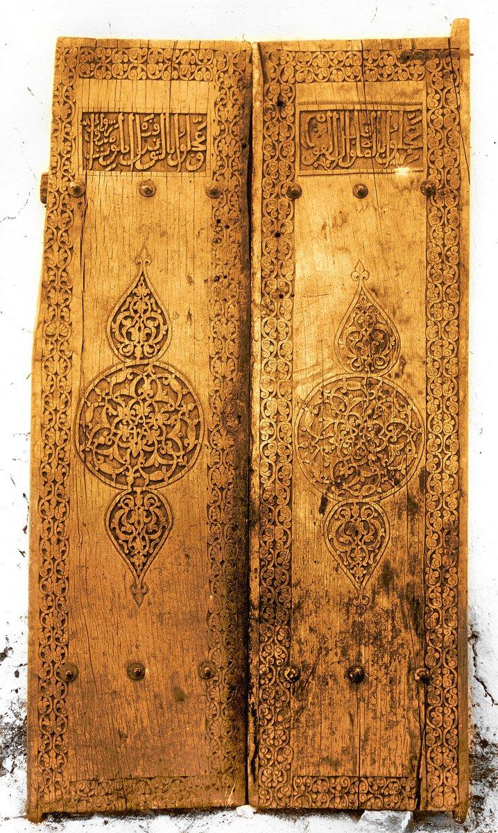 Ermenek’te 1306-1349 yılları arasına ait Sipas Camii’nin çınar ağacından işlenmiş pencere kapağı