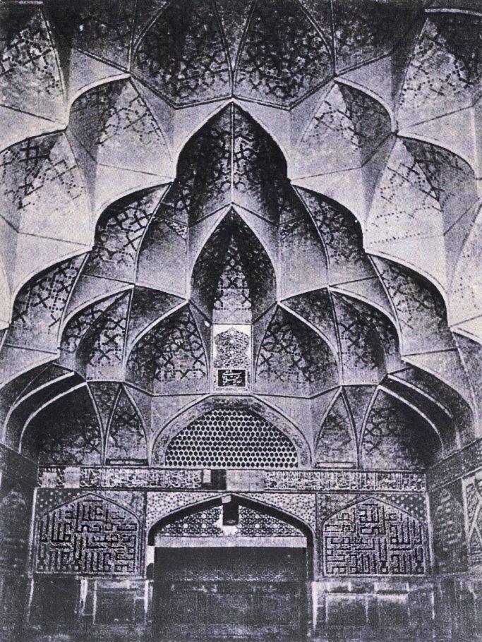 İsfahan Cuma Camii’nin batı eyvanındaki mukarnas uygulaması