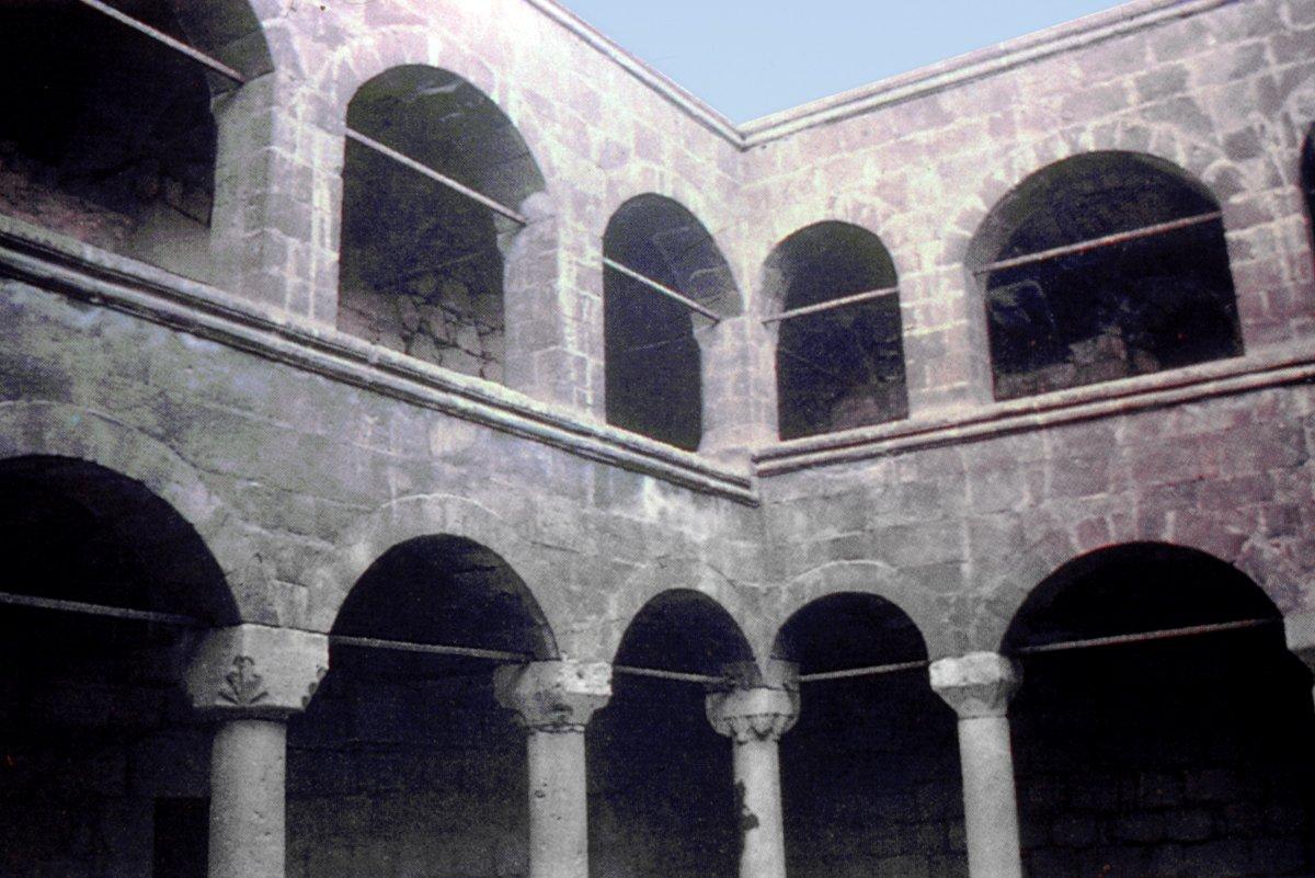 Meydan Medresesi’nin avlusundan bir köşe