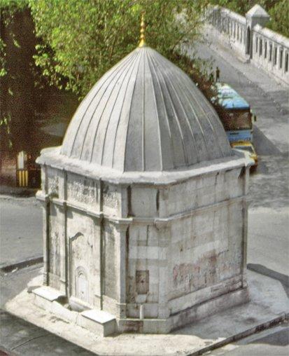 Süleymaniye Camii önündeki meydan çeşmesi