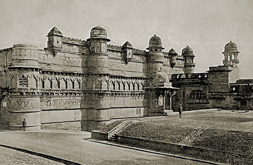 Gevâliyâr şehir surlarının ana girişi – Hindistan