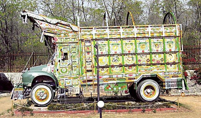 Pakistan’ın meşhur süslü kamyonlarından biri