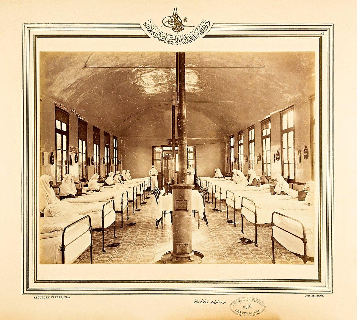 Haseki Nisa Hastahanesi’nde verem hastalarının bulunduğu koğuşu gösteren XIX. yüzyılın sonlarına ait bir fotoğraf (İÜ Ktp., Albüm, nr. 90833/13)