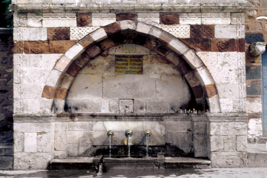 Külliyenin birimlerinden Üçler Çeşmesi