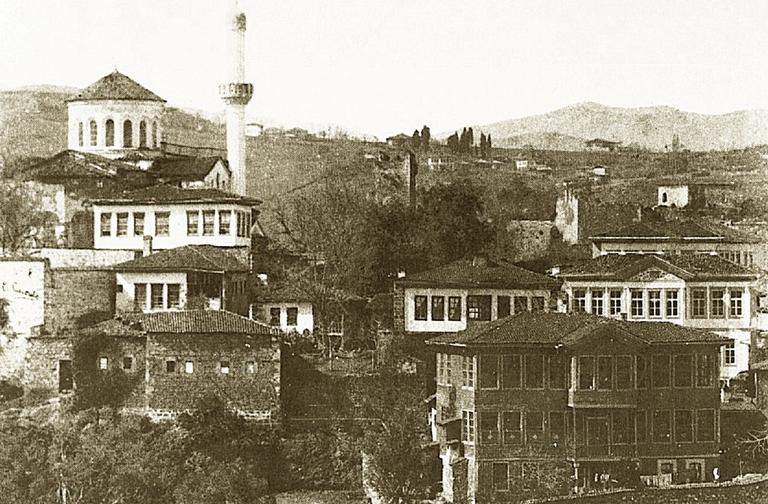 XX. yüzyılın başında Yeni Cuma Camiive çevresini gösteren fotoğraf(İÜ Ktp., Albüm, nr. 90441)