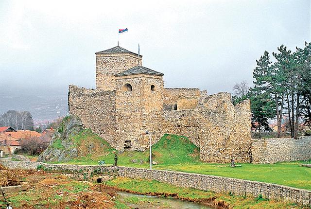 Osmanlı döneminde tâdilât ve genişletmelerle kullanılan Ortaçağ’a ait Pirot Kalesi