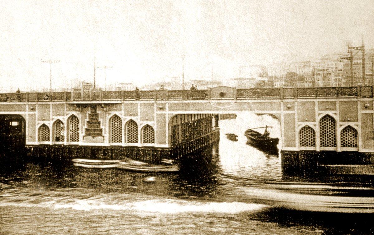 Haliç üzerinde yapılan eski Galata Köprüsü’nün ilk fotoğraflarından biri (Semavi Eyice fotoğraf arşivi)