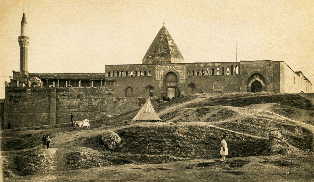 Anadolu’daki en eski Selçuklu camisi olan Konya Alâeddin Camii’nin 1930’lu yıllara ait bir fotoğrafı (K. Yusuf Ünal koleksiyonu)