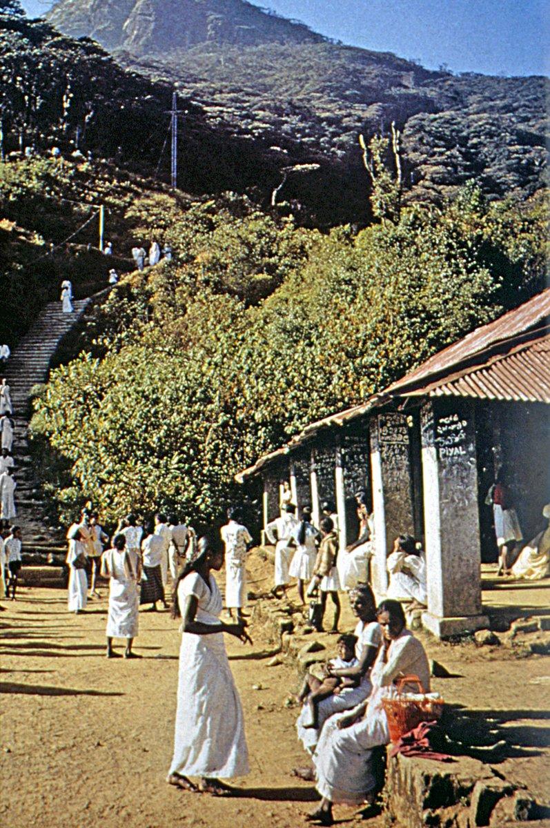 Budistler’ce Sri Lanka’da Buda’nın adaya geldiğine delil olarak gösterilen ve müslümanlarca da Hz. Âdem’e izâfe edilen ayak izinin bulunduğu “Âdem tepesi” diye bilinen ziyaret yeri